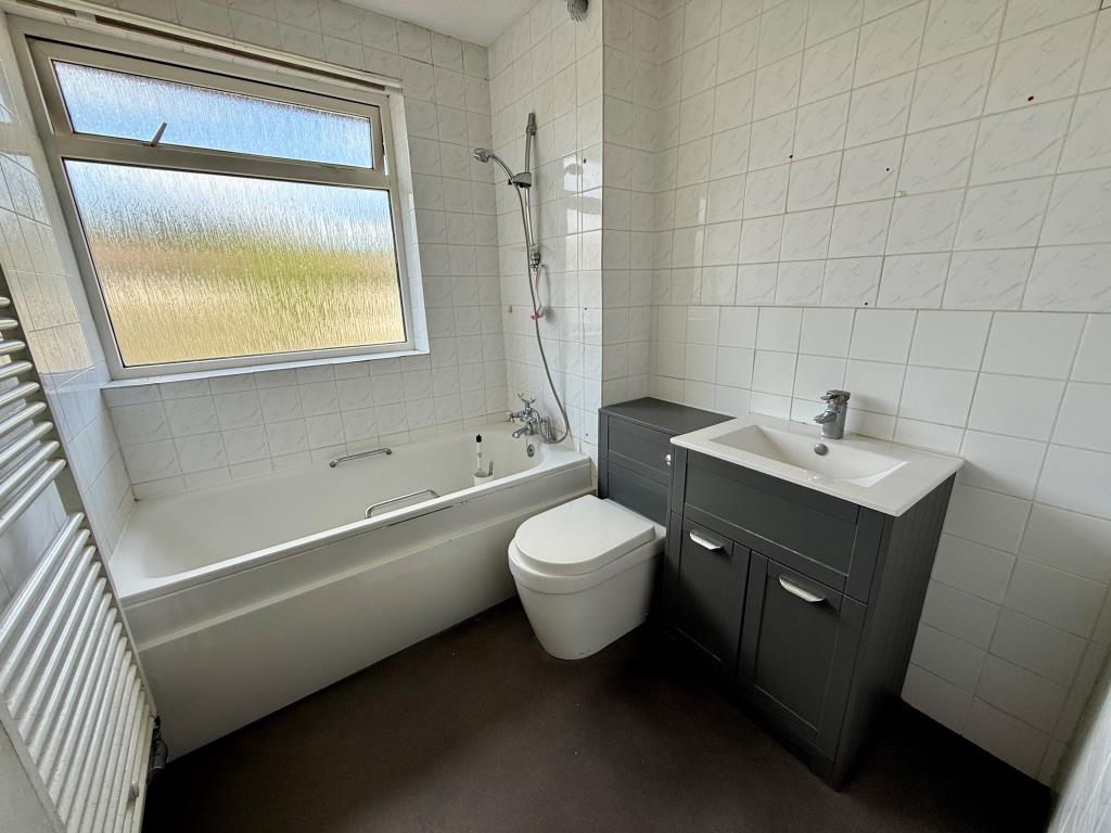 Lot: 183 - TWO-BEDROOM FLAT FOR REFURBISHMENT - Bathroom with W.C.
